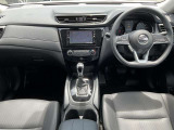 タフで上質な雰囲気のコックピットです。運転席、助手席もアクティブにお使い頂ける防水シートです!