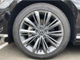 18インチ純正アルミホイール+23545R18タイヤを装着。