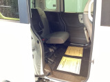 シートをはね上げれば、高さのある荷物も積めます。