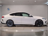 【BMWの伝統-3】BMWのお車は、&ldquo;駆け抜ける歓び&rdquo;を体現しております。走行の安定性とコーナリングの良さを追求し、思い通りにハンドルの操作可能です。