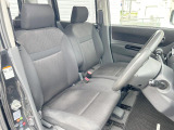 運転席まわりには十分なスペースがあり、大柄な方でもゆったり運転していただける環境です。