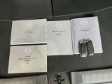インテリジェントキーです♪キーを近づけてドアハンドルのスイッチを押すだけで開閉が出来ます♪カバンやポケットに入れてても反応するのでスムーズに乗車出来ます☆