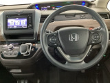 【ハンドル】運転にかかわる様々な操作を安全に行えるように視点移動が少なく操作性に配慮されたスイッチ類が凝縮されたコックピットです。