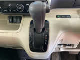 CVT車のセレクトレバーです。低速から高速まで、変速ショックのないスムーズな走りを実現するとともに、エンジン効率のよい領域を維持することで燃費にも貢献します。