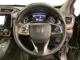 ハンドルにHondaセンシング系のクルーズコントロールやレーンキープアシストなどのスイッチと、オーディオの操作スイッチが装備されています。ハンドルから手を離さず安全に操作できます。