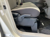 運転席はご自身の適切な運転ポジションへ移動可能なラチェットが付いております。