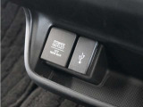 ◆USB接続端子◆スマホやiPodなどを接続して、いつもの音楽を車内でもお楽しみいただけます♪