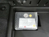 スペアタイヤレス車です。応急セットを搭載しております。