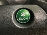 ECON モードをON にするとアクセルペダルの動きに対するエンジンの反応とエアコンの制御を切り換えることで、燃費のいい運転をするドライバーがペダルを踏んだ時と同じようにエンジンを制御します。