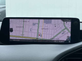 お手元のスマートフォンと接続して頂く事で使用可能な「AppleCarPlay/AndroidAuto」電話の応答は勿論、メッセージの受信やLINE、音楽接続からナビアプリの使用まで幅広く活躍致します。