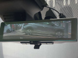 インテリジェントルームミラーです。人や物で視界が遮られてても、車体後部のカメラ映像に切り替えることにより、クリアな後方視界を実現しています。