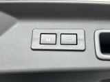 電動パワーリヤゲート搭載!ボタン一つで操作が可能で、キーレスエントリーや車内からも操作が可能な便利な機能です!!またメモリー機能もあり、狭い場所などでの開閉の際にも便利な機能です!