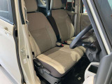 運転席、助手席です。座面も広くゆったりと座れてアームレストも付いているので重宝します。