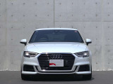 ●Audiが最初に採用したLEDポジショニングランプ。シャープなラインで昼間でも点けていたいと思うほど上品でオシャレです。夜間走行時はさらに目立ちます!