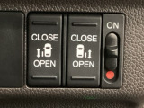 【両側パワースライドドア】両側がパワースライドドアになっており、運転席のスイッチやスマートキーでも開閉が可能です!開口部も広いので乗り降りも楽々♪