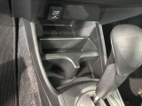 運転席、助手席間には小物入れとカップホルダーがあります。