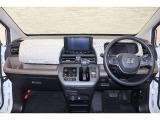 操作性に優れた運転席となります!小物入れや各ボタンの配置にこだわり、使いやすいです!座り心地もよく視認性も良好なのでロングドライブもお任せ下さい!