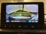 リバースギアに入れるだけで後方の表示へ切り替わります。夜間や雨の日の駐車も楽になりますよ。