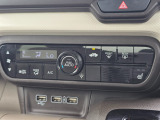 車内環境を自動でコントロールするフルオートエアコン。長距離ドライブも快適です。