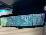 【デジタルインナーミラー】後席の大きな荷物や同乗者で後方が確認しづらい時でも安心!カメラが撮影した車両後方の映像をルームミラー内に表示。クリアな視界で状況の確認が可能です!