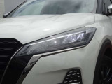 【LEDヘッドライト】悪天候や夜間走行時も良好な視界を確保し安心して運転できる高輝度LEDヘッドライトを装備!点灯速度が早く、消費電力も抑えられています。