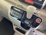 シンプルでとても使いやすいフロアシフトに、パーキングブレーキは、フットブレーキタイプです。