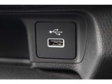 運転席からも助手席からも使いやすい位置に、電源ソケットやUSBジャック、ナビへ映し出すためのHDMI端子を設けています。