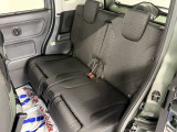 リアシートの足元は、広々したフラットスペースで、乗り降りに、ドライブにと、役立つお車になっています。 オットマンも装備されており、リラックス空間も感じられます。