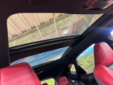 【大型サンルーフ】車内の解放感が一気に上がる大型のパノラマルーフ!季節を問わず開放的で快適なドライブをお楽しみいただけます。流通量も少なく希少価値の高い人気の装備です♪