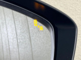 【ブラインドスポットモニター】走行中、ドアミラーの死角になりやすい箇所に後続車が接近するとサイドミラーのレンズに警告を表示!ドライバーに注意喚起をしてくれます。