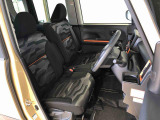 運転席の座面高さを調整できるシートリフターが付いています。フロントシートはベンチシートを採用で、座面も広く使い勝手もいいですよ♪