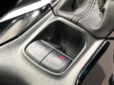 【電動パーキングブレーキ】パーキングブレーキは便利な電動式!ボタン一つで操作でき、アクセルを踏めば自動で解除されます♪レバーやペダルが無いので運転席廻りもすっきりしますね♪