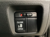 左側電動スライドドアは運転席からでも操作ができるように、ハンドル付近に開閉の操作スイッチが付いています。