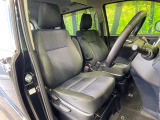 運転席まわりには十分なスペースがあり、大柄な方でもゆったり運転していただける環境です。