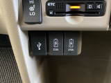 スマートフォンなどに使える充電可能USB端子が2個、ナビ接続用のUSB端子が1個ついています。周辺には物が置けるボックスがついています。