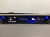 中央にデジタル表示のスピードメーターを配したハイブリット専用メーターになっています。左側のインフォメーション画面で燃費などの情報を確認できます。
