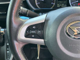 ステアリングスイッチ付きで運転中、前方から目線をそらすことなく、オーディオ等の操作が可能です!