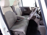 フロントシートはベンチシートです、運転席と助手席の移動が簡単です。真ん中にはアームレストも装備されています! また運転席シートの高さも調整できます。