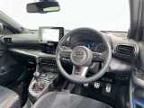 ドライバーファーストのコクピットを実現するために、スペースやレイアウトの工夫を施すことで、運転に集中しやすく、走りを存分に楽しめる設計になっています。