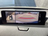 狭い場所での駐車やすれ違いなどでより的確な運転操作に役立つ360&deg;ビューモニターが装備されています。