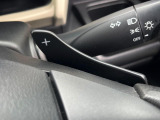 【パドルシフト】ハンドルから手を離さずに素早くシフトアップ&ダウンができるので、エンジンブレーキを使う下り坂や高速道路の合流で加速したい場面で役立ちます。