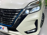 【LEDヘッドライト】悪天候や夜間走行時も良好な視界を確保し安心して運転できる高輝度LEDヘッドライトを装備!点灯速度が早く、消費電力も抑えられています。