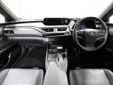 上質で落ち着いた印象のインパネ。視界も広々で運転しやすいです。
