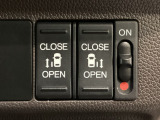 【両側パワースライドドア】両側がパワースライドドアになっており、運転席のスイッチやスマートキーでも開閉が可能です!開口部も広いので乗り降りも楽々♪