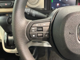 ステアリングにオーディオ操作スイッチが付いています。オーディオ画面に直接タッチしなくても操作が出来ますので、運転に集中できます。