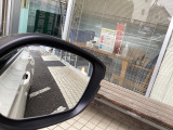 死角にいる車両を光と音で知らせてくれるブラインドスポットインフォメーションも装備してございます。