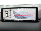 車両の前後左右にある4つのカメラを合成することで、まるでご自身のクルマを空から見ているような俯瞰での映像を映し出してくれます。バック時ももちろんのこと、前進時に視界の悪い交差点でも役に立ちますね。