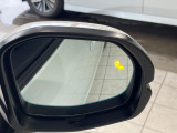 【ブラインドスポットインフォメーション】走行中、ドアミラーの死角になりやすい箇所に後続車が接近するとサイドミラー付近に警告を表示、ドライバーに注意喚起をしてくれます。