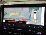 パノラミックビューモニター付きです。車両を上から見たような映像をディスプレイオーディオ画面に表示。運転席からの目視だけでは見にくい、車両周辺の状況をリアルタイムでしっかり確認できます。