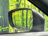 【ブラインドスポットモニタリング】走行中、ドアミラーの死角になりやすい箇所に後続車が接近するとサイドミラー付近に警告を表示、ドライバーに注意喚起をしてくれます。